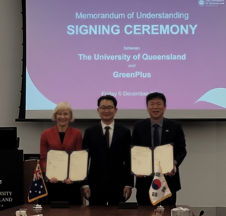 왼쪽부터 퀸즈랜드대학교 데보라 테리 총장 겸 부총장, 농식품부 김종구 농업혁신정책실장, 그린플러스 정순태 대표. 사진|그린플러스
