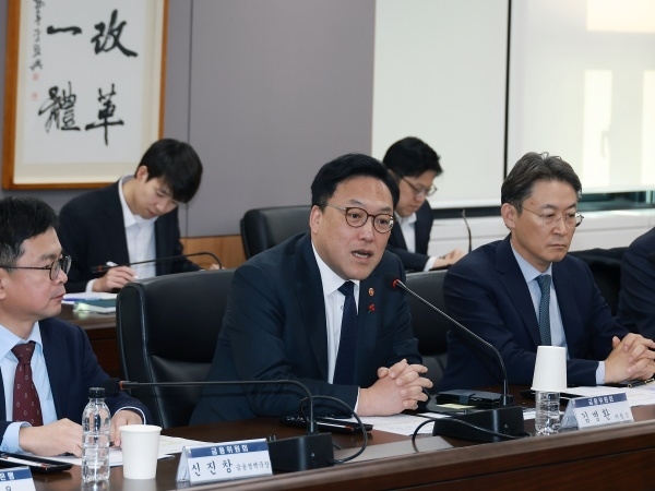 김병환 금융위원장이 10일 금융위 대회의실에서 외국계 금융회사 간담회를 주재하고 있다. 사진ㅣ금융위원회