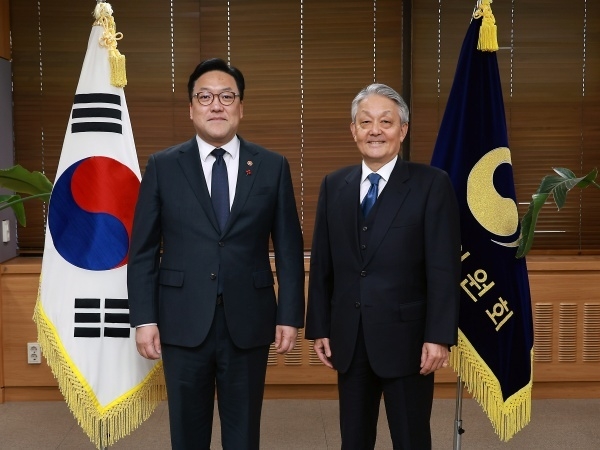 김병환 금융위원장(왼쪽)이 10일 일본증권거래소그룹(JPX) 야마지 히로미 대표와 면담한 뒤 기념촬영하고 있다. 사진ㅣ금융위원회