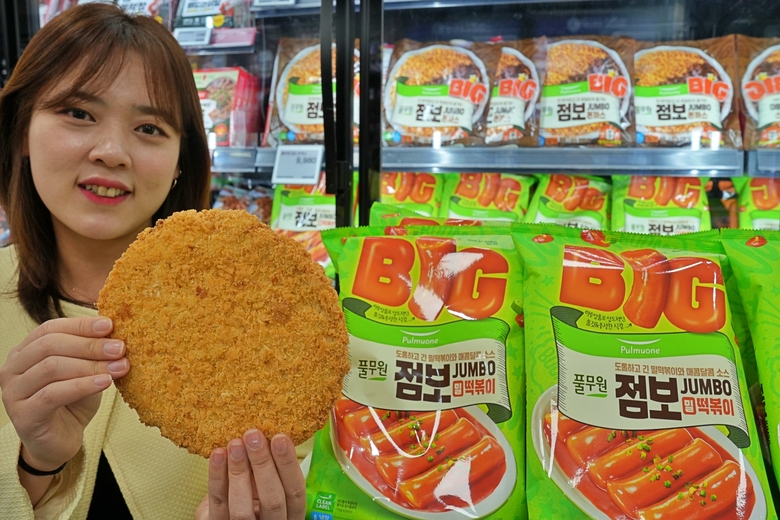 롯데마트 제타플렉스 잠실점에서 풀무원 점보 밀떡볶이 등 신상품 2종을 판매하는 모습. 사진ㅣ롯데쇼핑