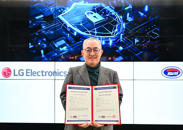 LG전자 박인성 SW센터장이 IoT 분야 사이버보안 공인시험 자격 인정서를 알리고 있다. 사진|LG전자