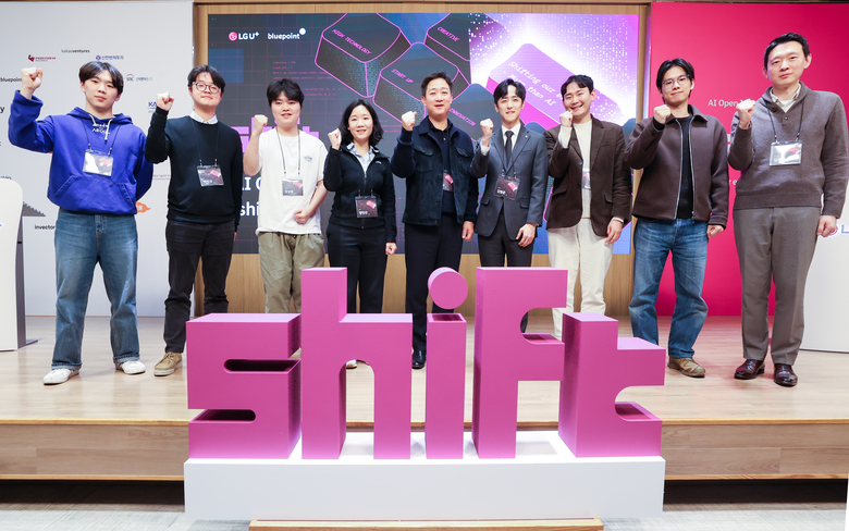 홍범식 LG유플러스 사장(왼쪽 다섯 번째)이 쉬프트에 선발된 스타트업 대표와 기념 촬영하고 있다. 사진|LG유플러스