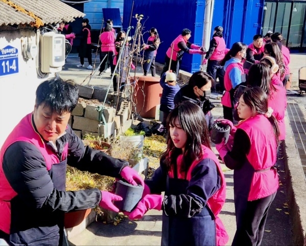흥국화재 봉사동아리 직원과 가족이 지난 14일 부산 동구지역에서 에너지 취약계층에 연탄을 배달하는 봉사활동을 하고 있다. 사진ㅣ흥국화재