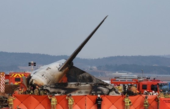 29일 오후 전남 무안군 무안국제공항에서 발생한 제주항공 여객기 폭발 사고 현장에서 소방대원들이 가림막을 설치하고 있다 사진|연합뉴스