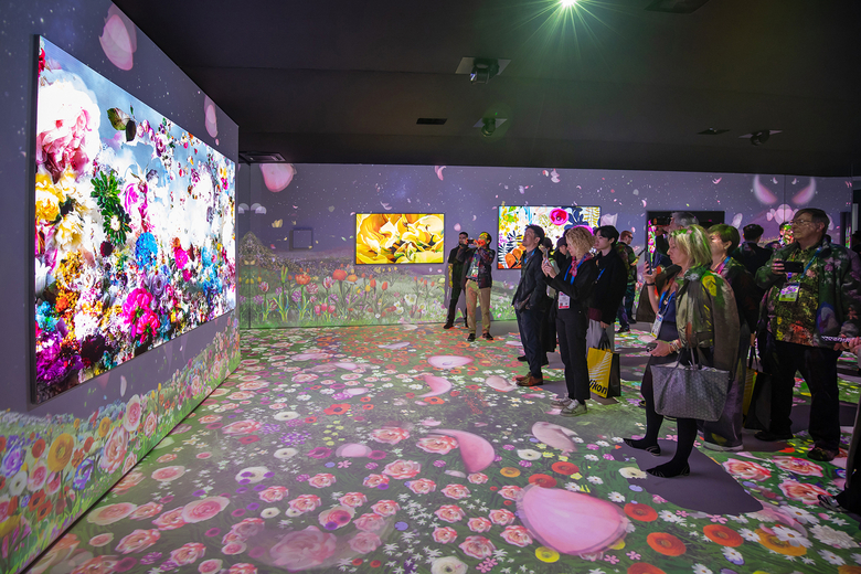 CES 2025가 열리고 있는 미국 라스베이거스 컨벤션 센터 삼성전자 전시관에서 관람객들이 ‘새로운 경험을 보여주는 집’을 감상하고 있다. 사진|삼성전자
