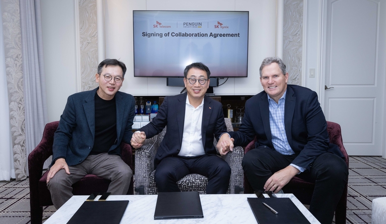 (왼쪽부터) 김주선 SK하이닉스 AI 인프라 사장, 유영상 SKT CEO, 마크 아담스 펭귄 솔루션스 CEO. 사진ㅣSK텔레콤