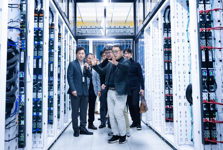 지난해 12월23일 SK브로드밴드 가산 IDC에서 GPUaaS 준비 상황에 대해 점검 중인 유영상 SKT CEO. 사진ㅣSK텔레콤