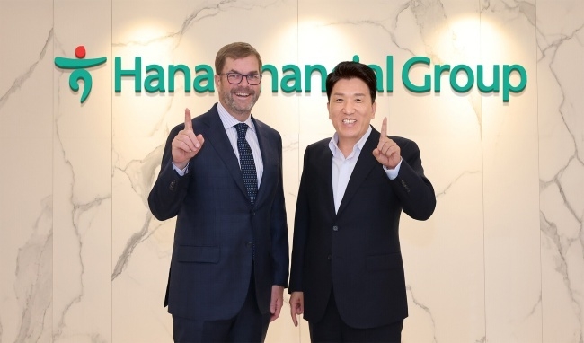 함영주 하나금융그룹 회장(오른쪽)이 지난 17일 그룹 명동사옥에서 존 코노턴 베인캐피탈 글로벌 CEO와 미팅을 가진 뒤 기념촬영하고 있다. 사진ㅣ하나금융그룹