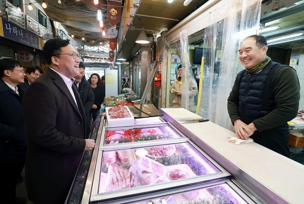 김병환 금융위원장(왼쪽)이 설명절을 앞둔 23일 통인시장을 방문해 상인과 대화를 나누고 있다. 사진ㅣ금융위원회