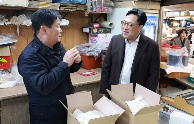 김병환 금융위원장(오른쪽)이 설명절을 앞둔 23일 통인시장을 방문해 상인과 대화를 나누고 있다. 사진ㅣ금융위원회