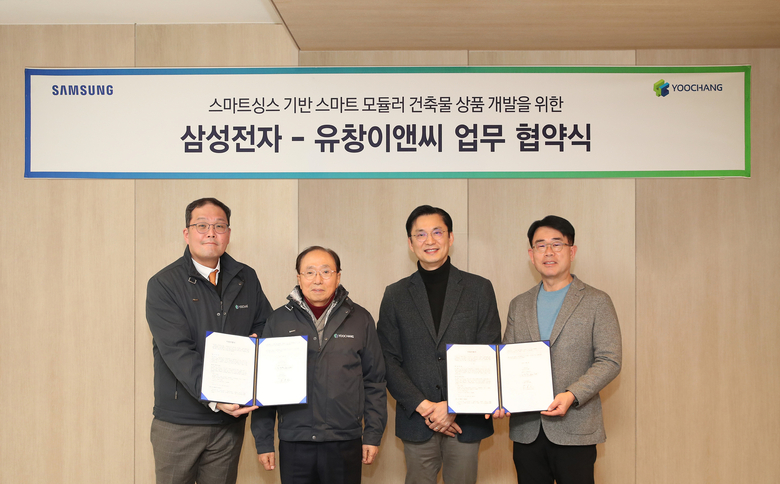 왼쪽부터 조우제 유창이앤씨 대표, 조용선 유창 회장, 임성택 삼성전자 한국총괄 부사장, 오치오 B2B 팀장. 사진ㅣ삼성전자
