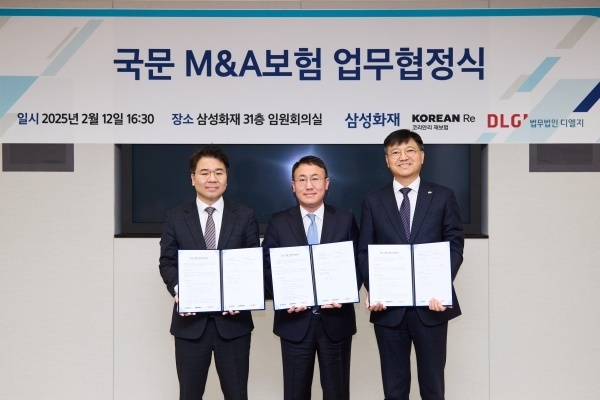 왼쪽부터 안희철 법무법인 디엘지 대표변호사, 최재봉 삼성화재 일반보험부문장, 소병기 코리안리 상무. 사진ㅣ삼성화재