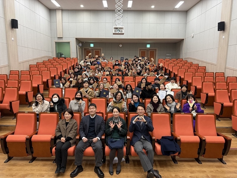 2024학년도 4학기 한국어학연수 정규과정 수료식 참석자들이 기념사진을 촬영하고 있다. 사진ㅣ국립한국해양대학교 