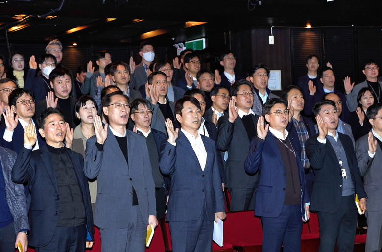 구본욱 KB손해보험 사장(앞줄 가운데)이 고객중심경영 실천 다짐 발대식에서 임직원들과 함께 선서하고 있다. 사진|KB손해보험