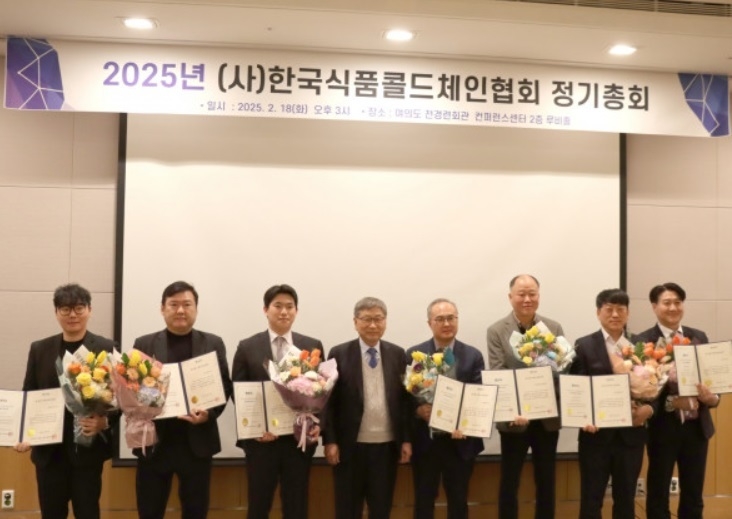 제3회 한국콜드체인산업대상 수상기업 기념 촬영 모습. 왼쪽부터 위밋모빌리티 강귀선 대표, 와이와이소프트 양홍현 대표, 윌로그 윤지현 대표, 한국식품콜드체인협회 서병륜 회장, 세중해운 송학규 사장, 탑런콜드체인솔루션 전상길 대표, 써모랩코리아 최석 대표, 프레시존 임동연 대표.