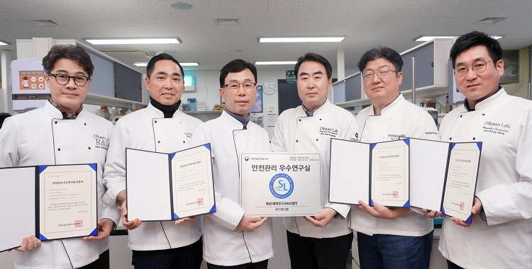 서울 성동구 성수동 신세계푸드 R&D센터에서 공병천 R&D담당(왼쪽에서 세번째)을 비롯한 관계자들이 과학기술정보통신부의 ‘안전관리 우수연구실’ 인증서를 들고 기념촬영을 하고 있는 모습. 