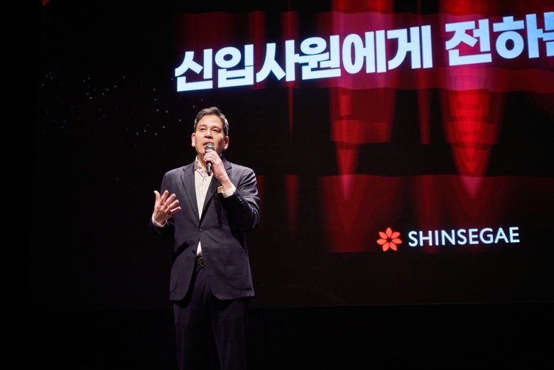정용진 신세계그룹 회장이 신세계 남산에서 열린 신입사원 수료식에 참석해 질의 응답을 하는 모습. 사진ㅣ신세계