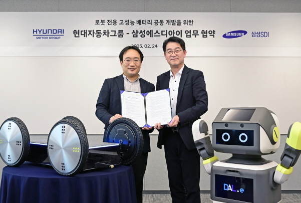 현대차·기아 의왕연구소에서 열린 업무 협약식에서 (왼쪽부터) 현대차∙기아 로보틱스랩장 현동진 상무, 삼성SDI 소형사업부 전략마케팅팀장 조한제 부사장이 기념 사진을 촬영하는 모습 사진|현대차