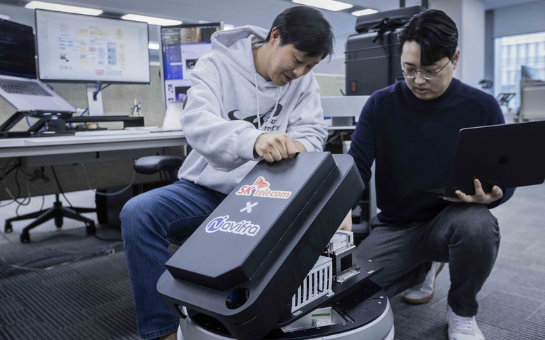 VLAM Kit을 확인하는 SKT 직원들. 사진ㅣSK텔레콤