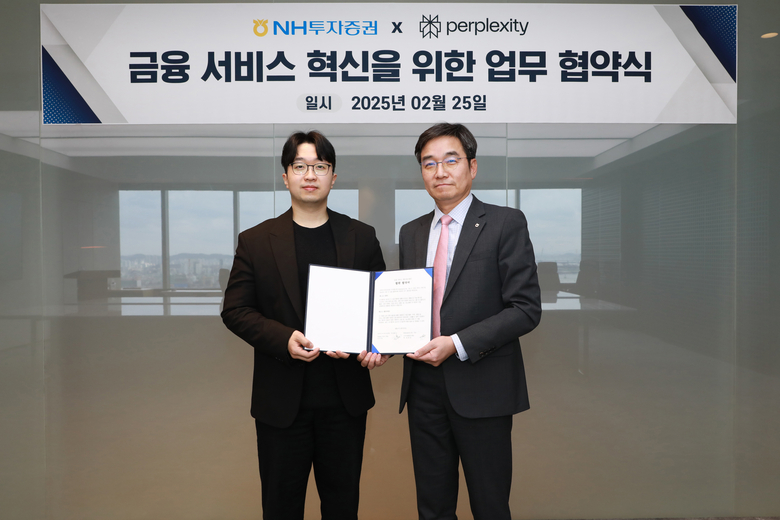 강민훈 NH투자증권 Digital사업부 대표(오른쪽)와 준 모리타 퍼플렉시티 아시아 태평양 대표 부사장이 고객경험 혁신을 위한 협약식 후 기념촬영을 하고있다. 
