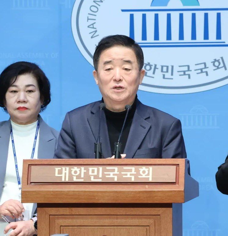 강득구 더불어민주당 의원이 석포제련소 환경오염과 관련한 특단의 조치를 촉구하는 기자회견을 하고 있다. 사진 강득구 의원실.