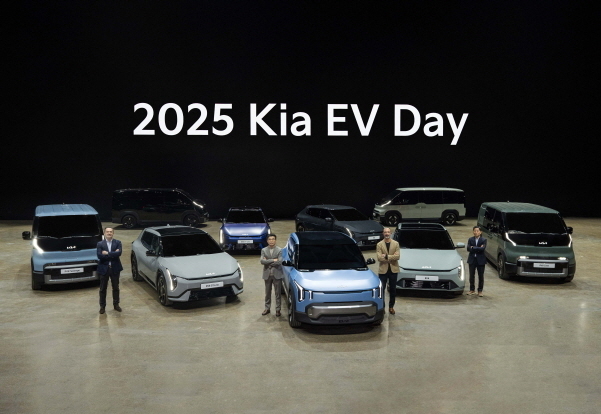 스페인 타라고나 타라코 아레나에서 24일 열린 '2025 기아 EV 데이' 현장에서 공개된 PV5, EV4, 콘셉트 EV2 사진|기아