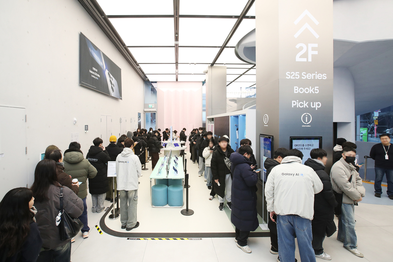 갤럭시 S25 시리즈 사전 개통 첫날 삼성 강남 내부 전경. 사진ㅣ삼성전자