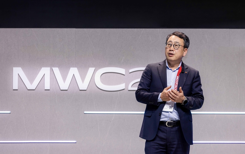 MWC 2025에서 열린 '글로벌 텔코 AI 라운드테이블'에서 기조 연설을 하고 있는 유영상 SKT CEO. 사진ㅣSK텔레콤