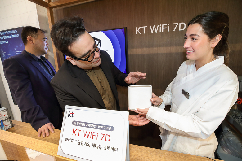 MWC 2025 전시장에서 'KT WiFi 7D‘를 소개하는 KT 관계자. 사진ㅣKT