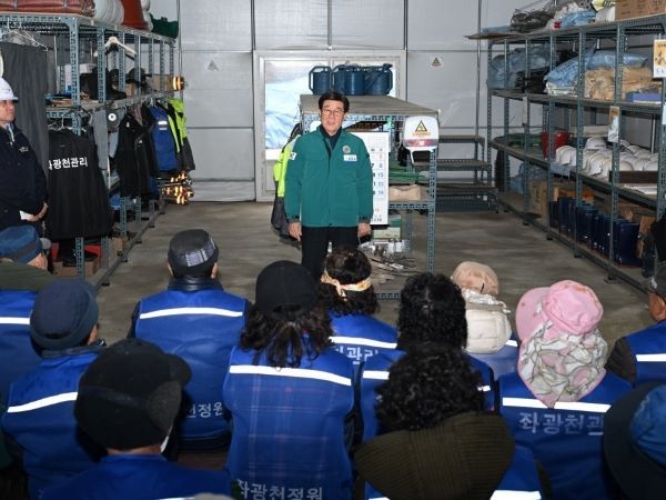 정종복 기장군수가 좌광천정원팀 사업장을 방문해 기간제 근로자를 대상으로 안전보건 교육을 진행하고 있다. 사진ㅣ기장군 