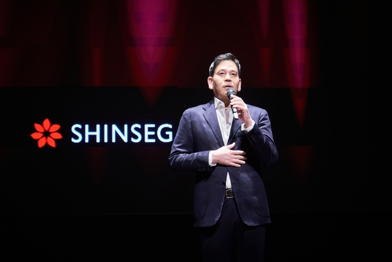 정용진 신세계그룹 회장이 '신세계 남산'에서 열린 신입사원 수료식에 참석해 질의 응답을 하는 모습. 사진ㅣ신세계그룹