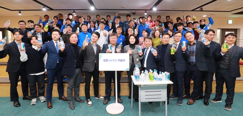 지난 4일 서울 동대문구 동아오츠카 본사에서 진행된 46주년 창립기념식에 박철호 동아오츠카 대표이사 등이 참석한 모습. 사진ㅣ동아오츠카
