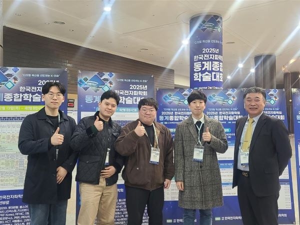 (순서대로) 김승준 학부생·여유석 대학원생·백민철 학부생·장성빈 학부생·민경식 교수. 사진ㅣ국립해양대학교 