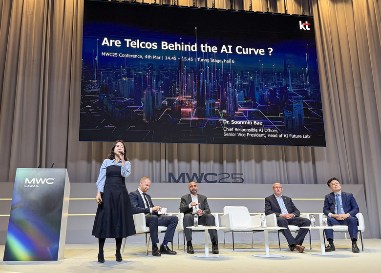 지난 4일(현지 시간) 스페인 바르셀로나 MWC 2025 행사장에서 열린 주요 세션에 패널로 참석해 발표하고 있는 배순민 KT AI Future Lab장. 사진ㅣKT