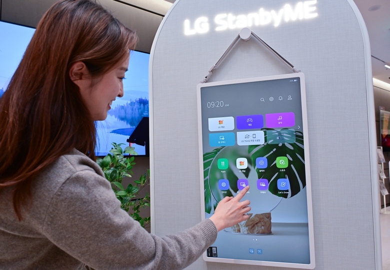 LG전자 베스트샵에서 'LG 스탠바이미 2'를 체험하는 방문객. 사진ㅣLG전자