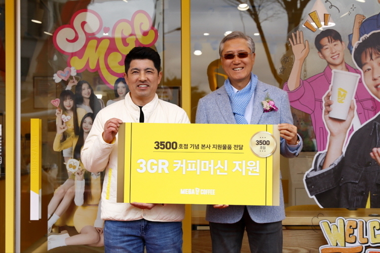 지난 5일 김대영 메가MGC커피 대표이사(오른쪽)와 김창규 광주시청역점 점주(왼쪽)가 광주시청역점에서 3500호점 오픈 현판식을 갖고 기념 촬영을 하는 모습. 사진ㅣ메가MGC커피