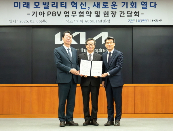 (왼쪽부터) 정명근 화성특례시장, 김동연 경기도지사, 기아 송호성 사장이 기념 사진을 촬영하는 모습 사진|기아