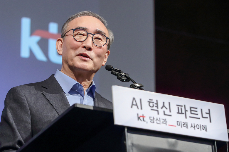 'MWC 2025 KT 경영진 기자간담회'에서 발표하는 김영섭 KT 대표. 사진ㅣKT
