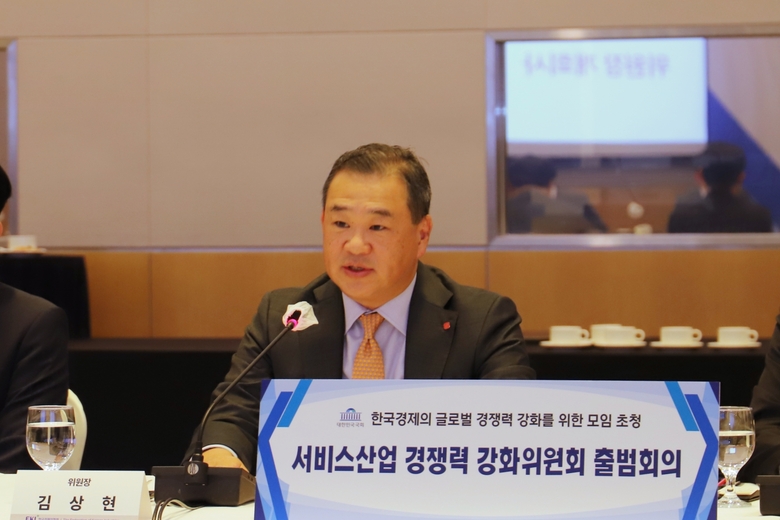 김상현 롯데쇼핑 대표이사 부회장이 한경협 서비스산업 경쟁력 강화위원회에서 개회사를 하는 모습. 사진ㅣ롯데유통군