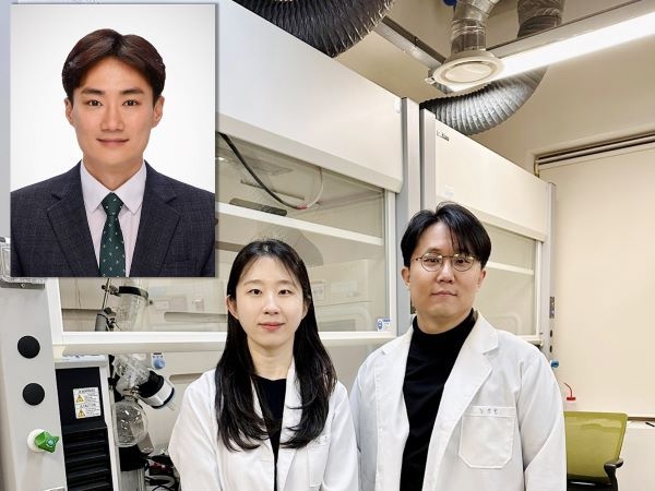 정유진 석사과정생 (왼쪽)과 김대석 교수 (오른쪽). 왼쪽 위는 한양대 엄영호 교수. 사진ㅣ국립부경대학교 