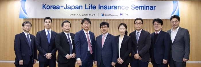 김철주 생명보험협회 회장(가운데)이 '2025 한일 생명보험 세미나'에서 요네쿠라 츠카사 OLICDC 회장(왼쪽 네번째) 등 양국 생명보험업계 주요인사와 기념촬영하고 있다. 왼쪽 여섯번째부터 양희석 NH농협생명 변호사, 천승환 생명보험협회 상무, 김기성 라이나생명 부사장, 오상택 삼성생명 상무. 사진ㅣ생명보험협회