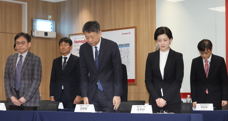 14일 서울 강서구 홈플러스 본사에서 열린 기업 회생절차(법정관리) 관련 기자간담회에서 김광일·조주연 홈플러스 공동대표가 관계자들과 고개를 숙여 인사하는 모습. 사진ㅣ연합뉴스