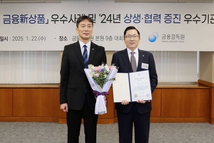 나채범 한화손해보험 대표(오른쪽)가 지난 1월말 금융감독원 주관으로 열린 제5회 상생·협력 금융 신상품 우수사례 시상식에서 수상한 뒤 이복현 금감원장과 기념촬영하고 있다. 한화손해보험 임신·출산 관련 특약 및 제도 3종은 임신·출산·난임 등 여성에 특화된 영역을 새롭게 보장하고 나아가 저출산 사회문제 해결에 기여하는 점을 인정받아 우수사례로 선정됐다. 사진ㅣ한화손해보험