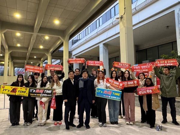부산외대 유학생들, BNK 썸 우승 현장에서 직관. 사진ㅣ부산외국어대학교