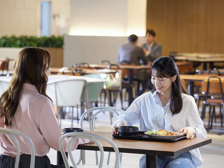 CJ프레시웨이 단체급식장 그린테리아에서 식사하는 고객. 사진ㅣCJ프레시웨이