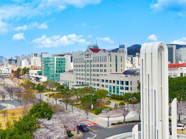 대학본부와 웅비탑. 사진ㅣ국립부경대학교 