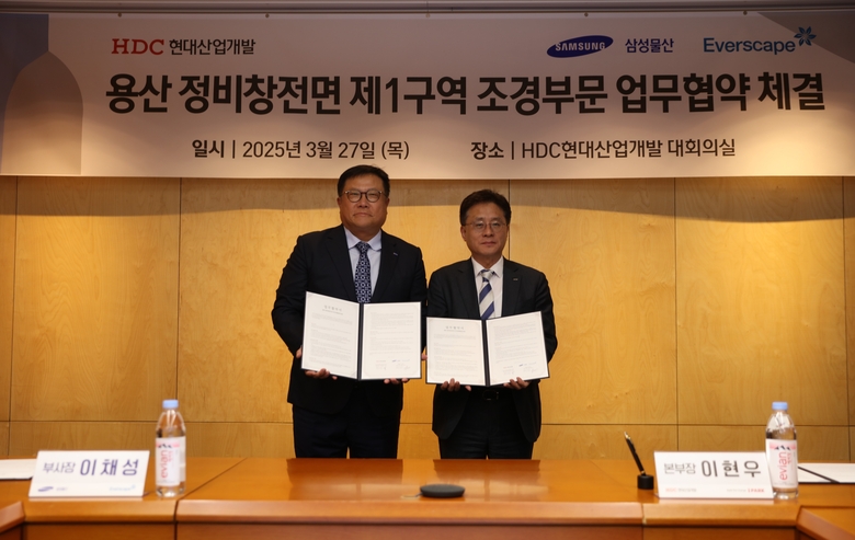 왼쪽부터 삼성물산 리조트부문 이채성 부사장, HDC현대산업개발 이현우 본부장. 사진|HDC현대산업개발