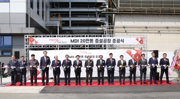 금호미쓰이화학이 3일 전남 여수 MDI 증설 공장 준공식을 개최했다. (왼쪽 여섯번째부터) 백종훈 금호석유화학 대표이사, 정기명 여수시장, 박찬구 금호석유화학 회장, 탄노와 츠토무 일본 미쓰이화학 회장, 박준경 금호석유화학 총괄사장이 기념 테이프 커팅을 하고 있다. 사진|금호석유화학