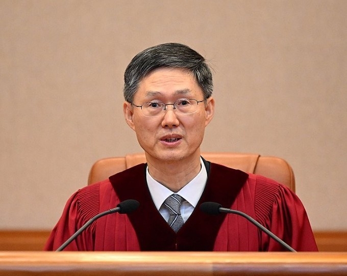 문형배 헌법재판소장 권한대행이 4일 서울 종로구 헌법재판소 대심판정에서 열린 윤석열 대통령 탄핵심판 선고문을 읽고 있다 사진|연합뉴스