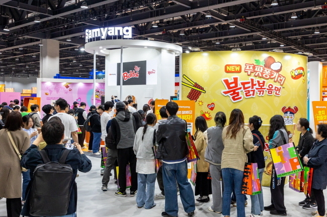 2025 라면박람회 삼양식품 부스 앞에 방문객들이 줄을 서고 있는 모습. 사진ㅣ삼양식품